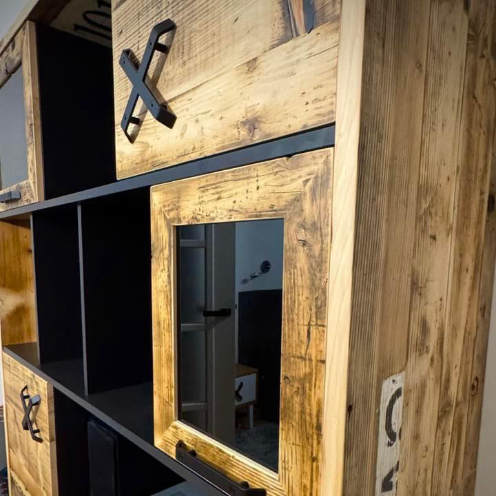 Regał z łódki flisackiej na zamówienie